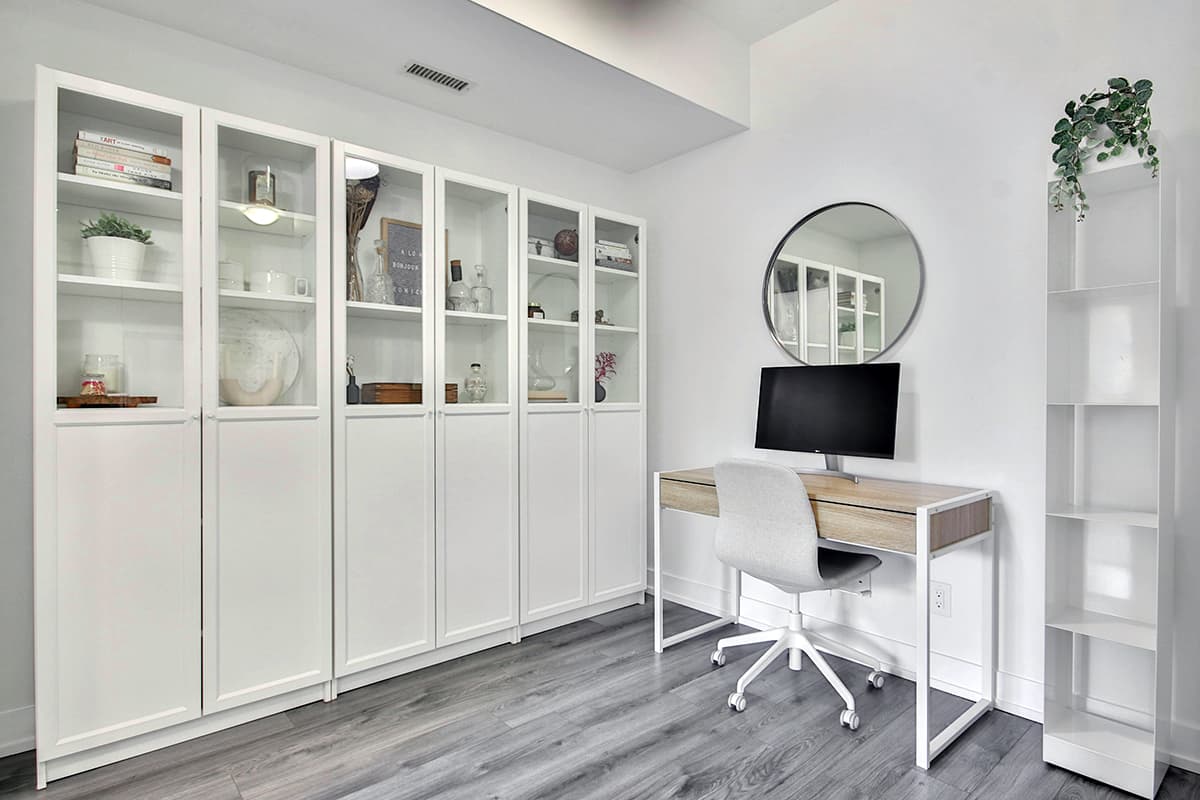 Bureau dans une pièce minimaliste blanche symbolisant l'exclusivité et le design haut de gamme