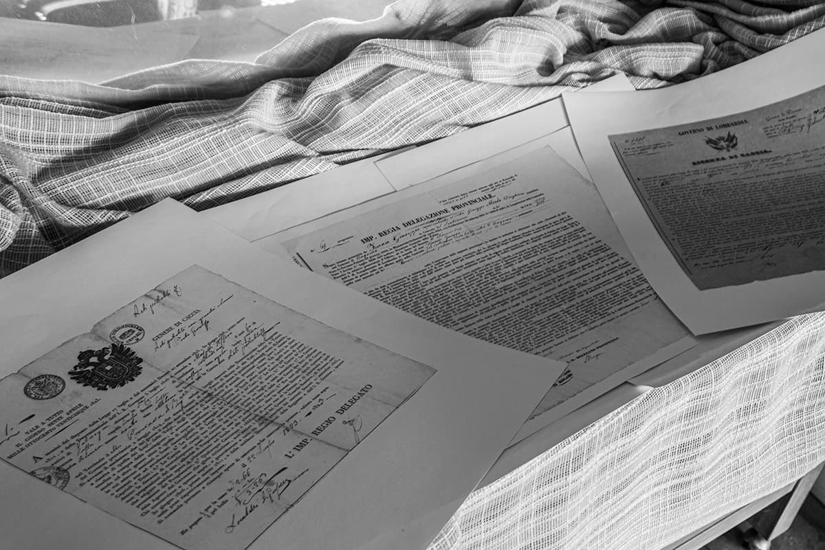 Bureau rempli de documents et de graphiques pour la création d'un contenu expert