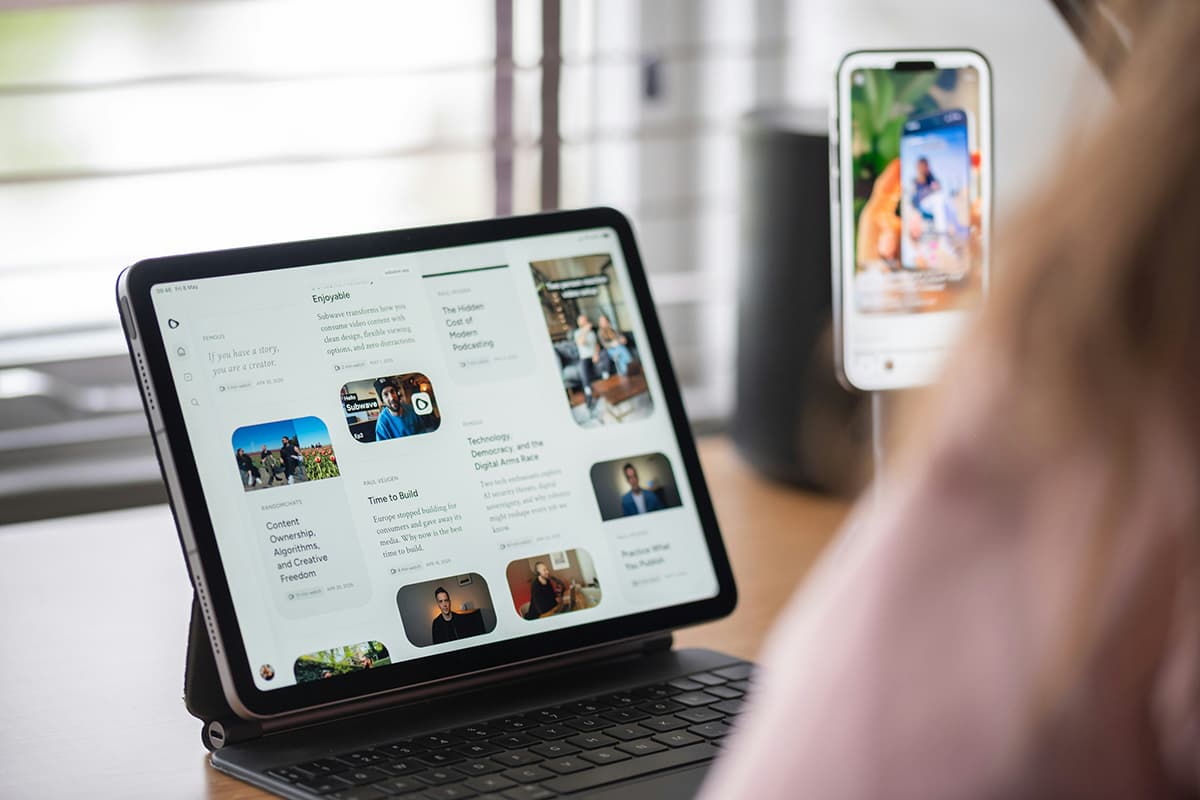 Contenu digital affiché sur une tablette et un smartphone, symbolisant le recyclage multi-écrans