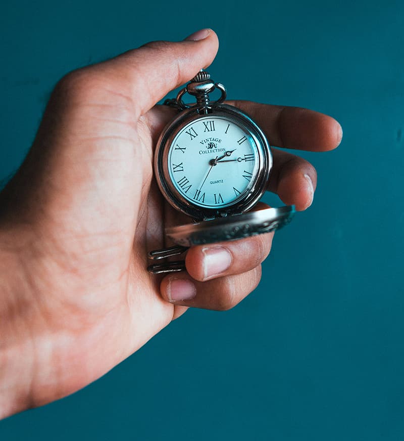 Gros plan sur un chronomètre de bureau, illustrant la règle des 20 minutes pour la productivité