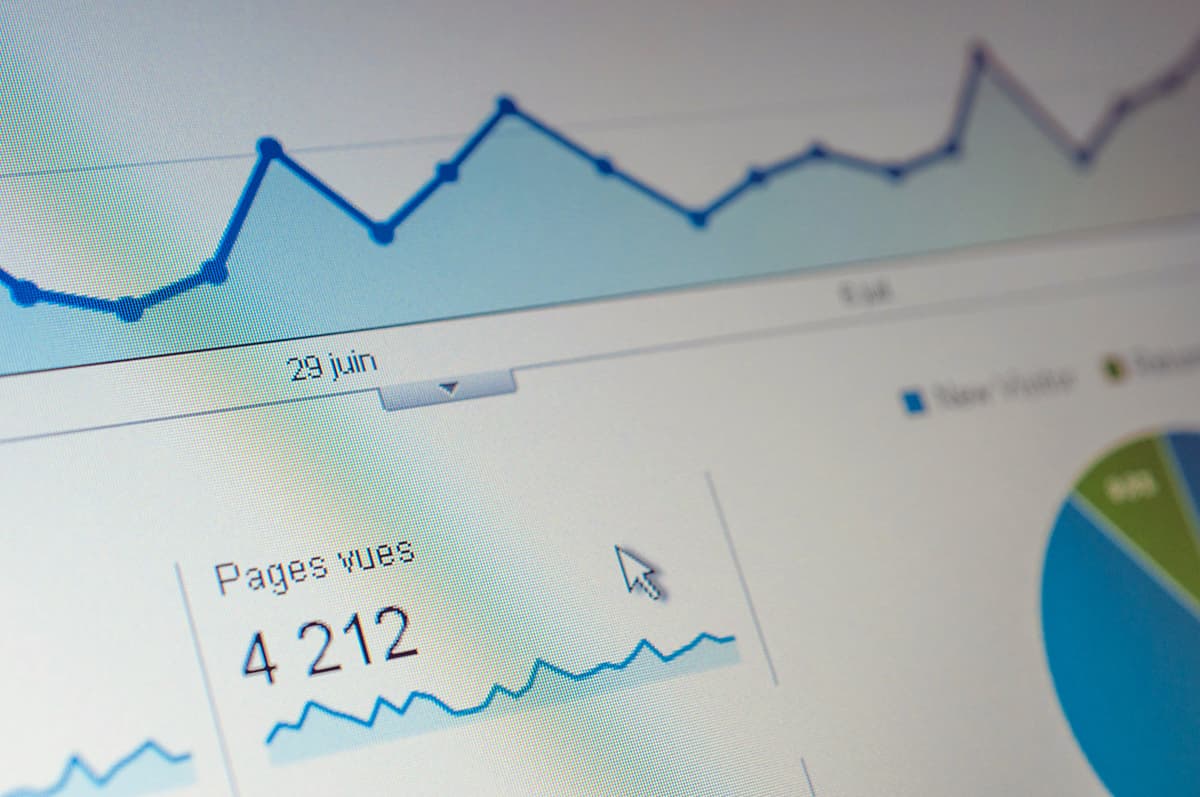 Fléchette plantée au centre d'une cible, symbolisant le ciblage parfait en copywriting B2B
