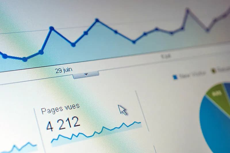 Fléchette plantée au centre d'une cible, symbolisant le ciblage parfait en copywriting B2B