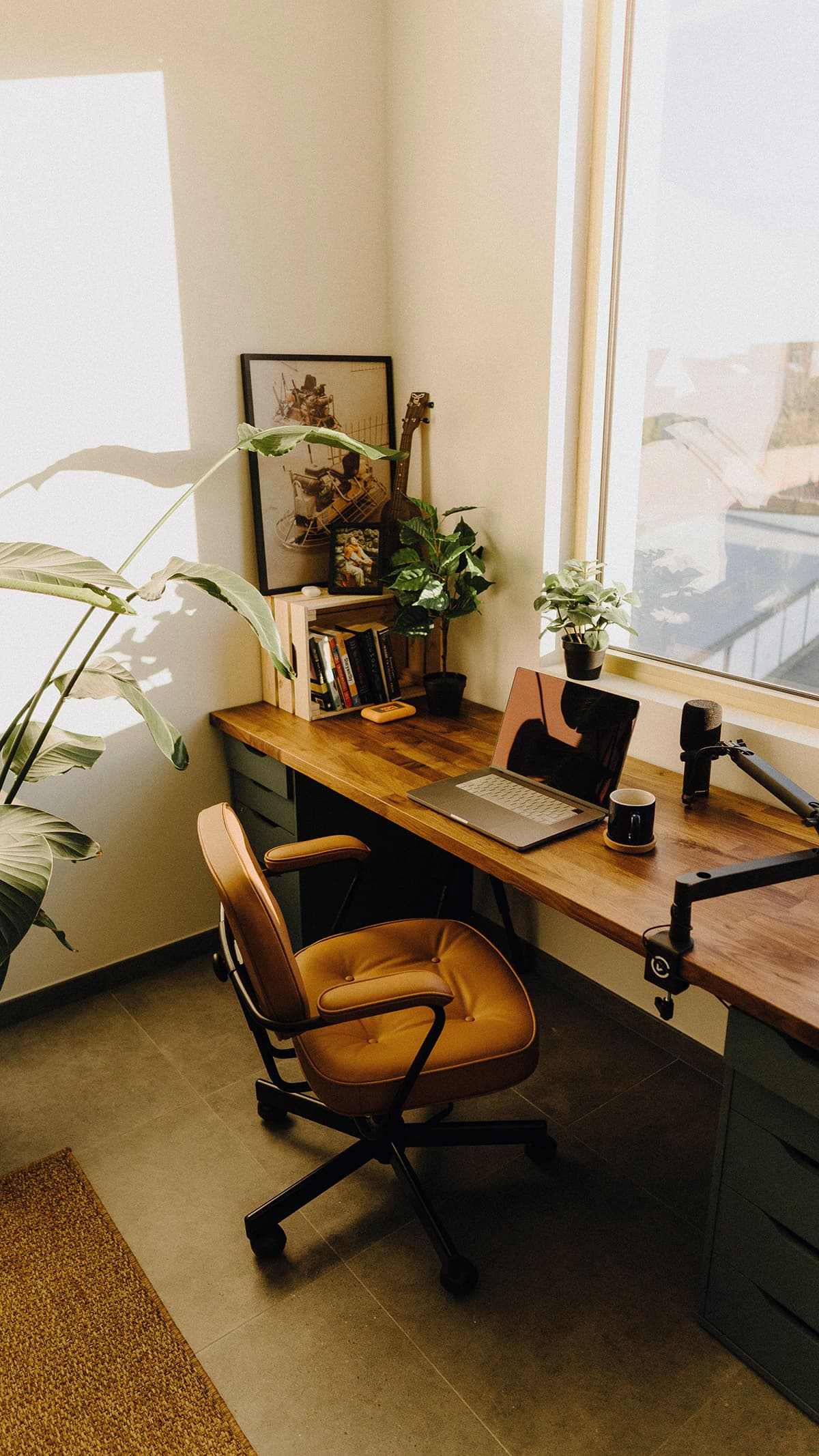 Un bureau minimaliste avec un ordinateur, propice à un travail profond et de haute qualité