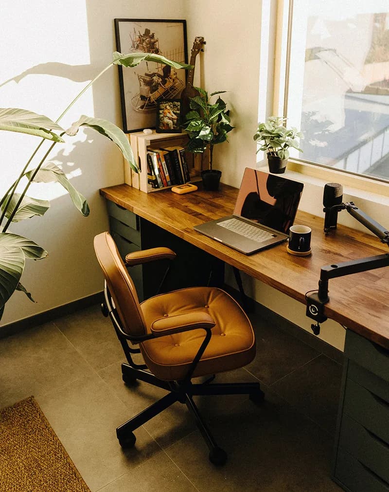 Un bureau minimaliste avec un ordinateur, propice à un travail profond et de haute qualité