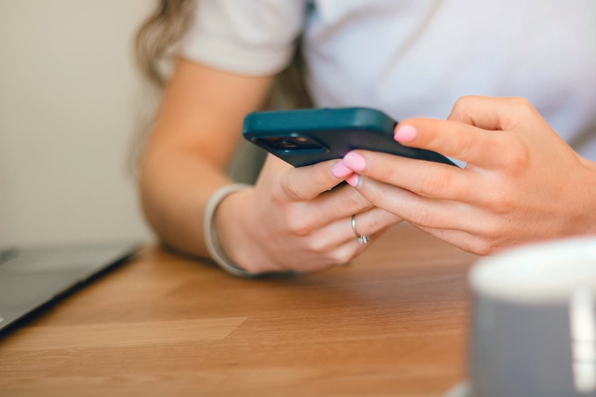 Personne naviguant sur les réseaux sociaux avec son smartphone