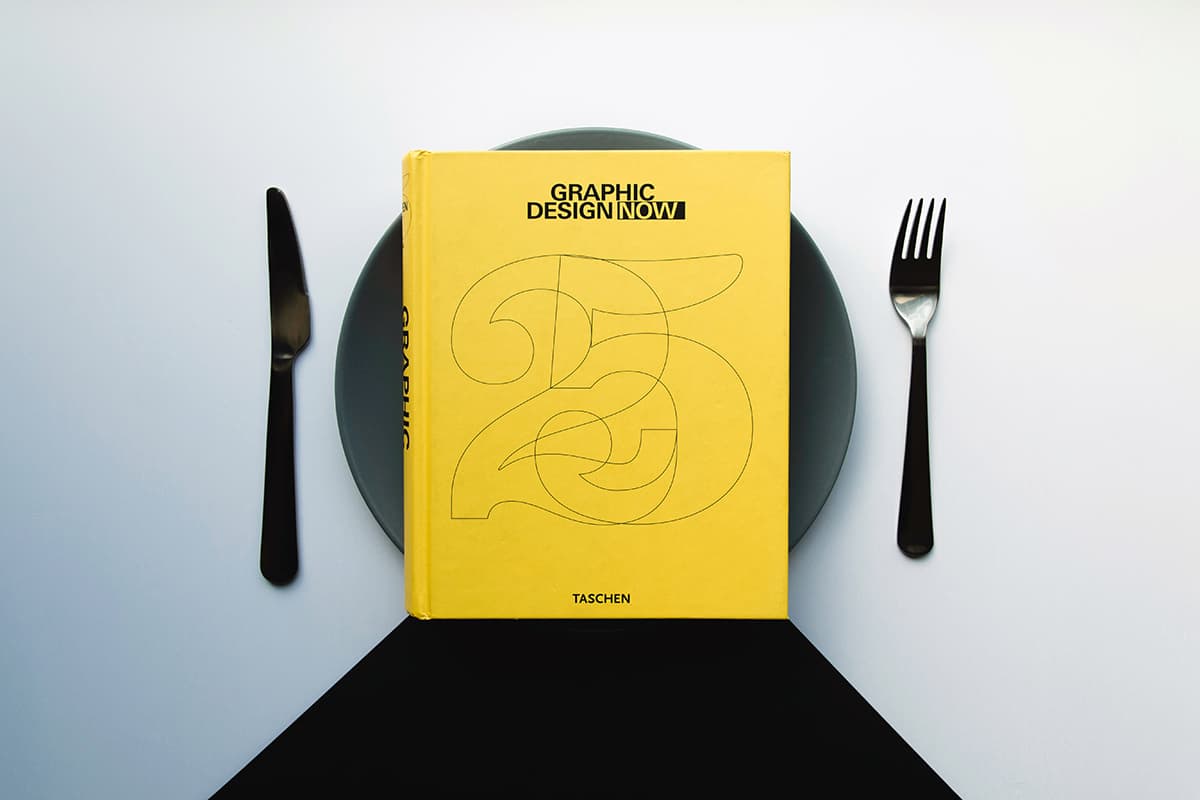 Livre de design graphique sur un fond texturé