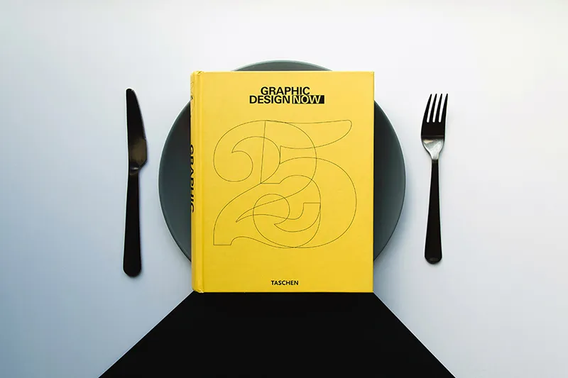Livre de design graphique sur un fond texturé