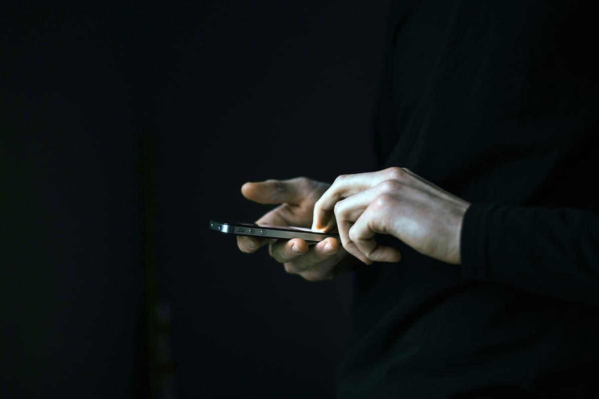 Professionnel regardant son smartphone en attendant une réponse d'un prospect inactif