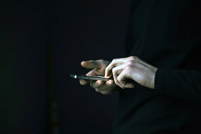 Professionnel regardant son smartphone en attendant une réponse d'un prospect inactif