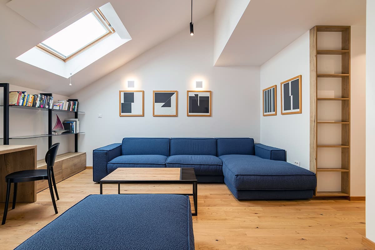 Un intérieur rénové avec une belle luminosité et des verrières, illustrant le design architectural