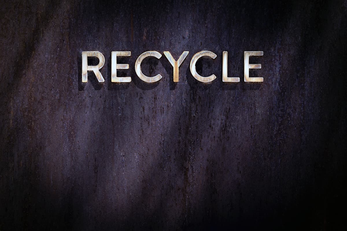 Le mot recycle gravé dans du bois, illustrant le concept de repurposing et de transformation créative