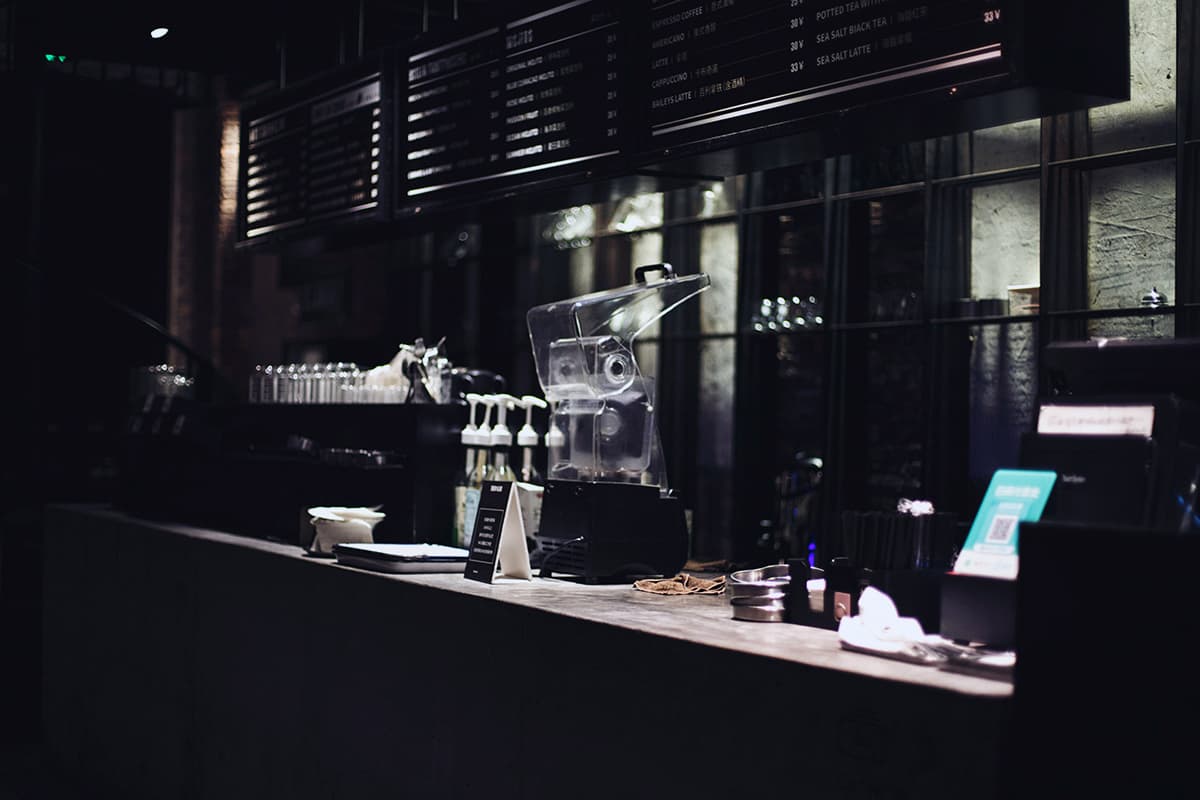 Intérieur élégant et moderne d'un restaurant avec des tables dressées, illustrant l'ambiance et l'expérience client