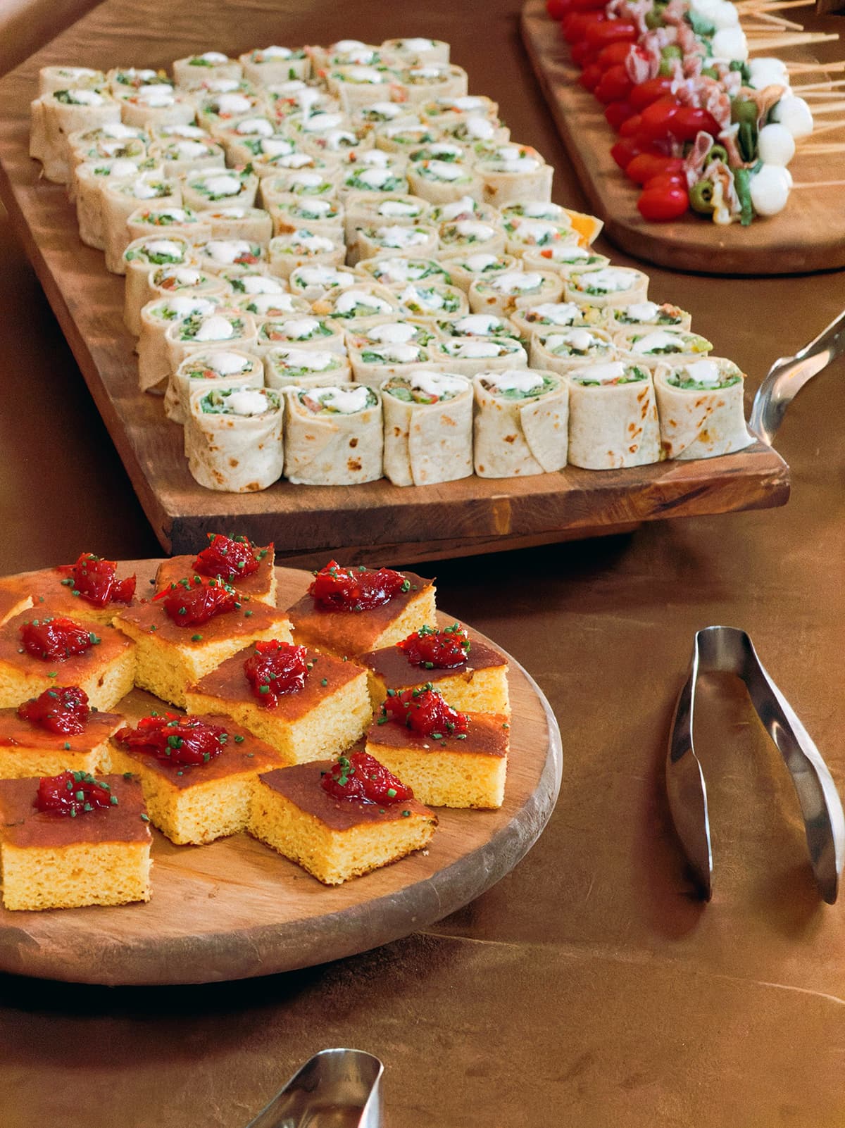 Buffet traiteur élégant avec une sélection de pièces salées et sucrées pour un événement d'entreprise