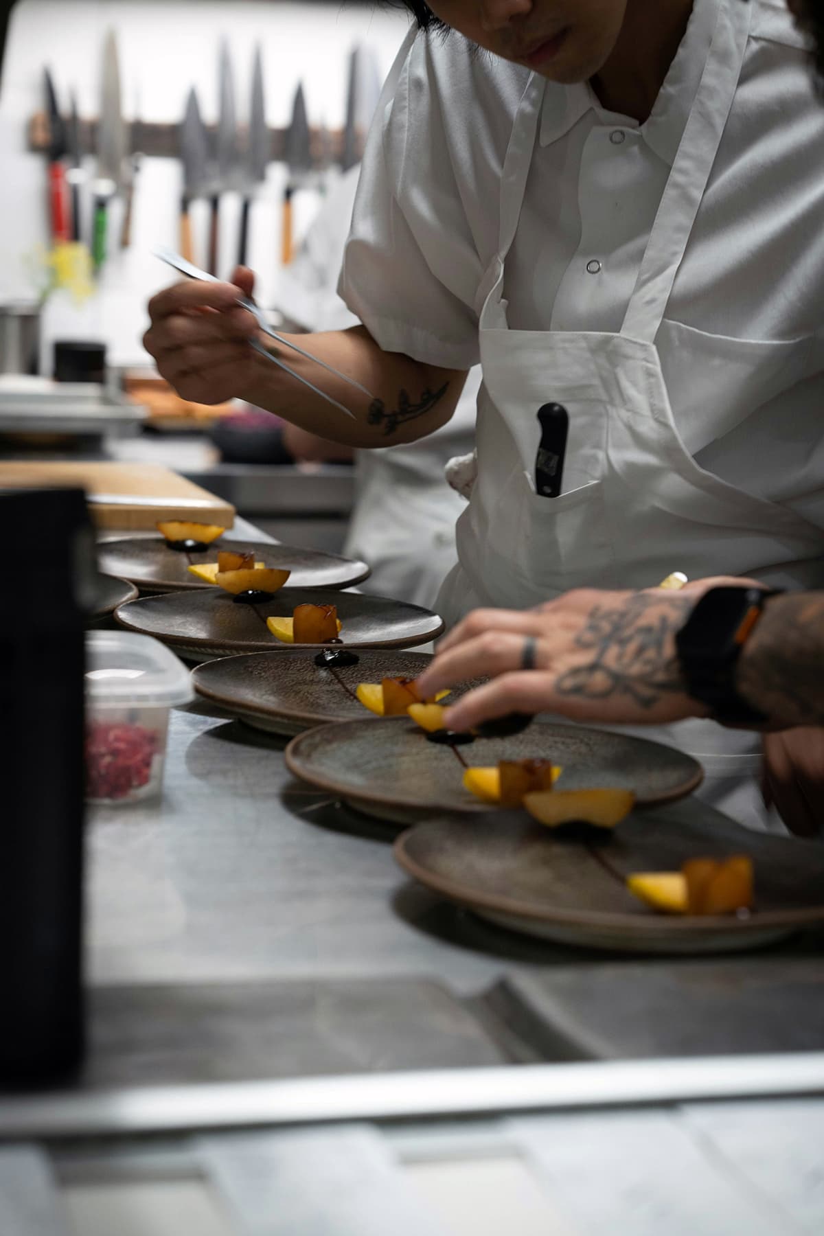 Un chef cuisinier professionnel en train de dresser méticuleusement une assiette en cuisine