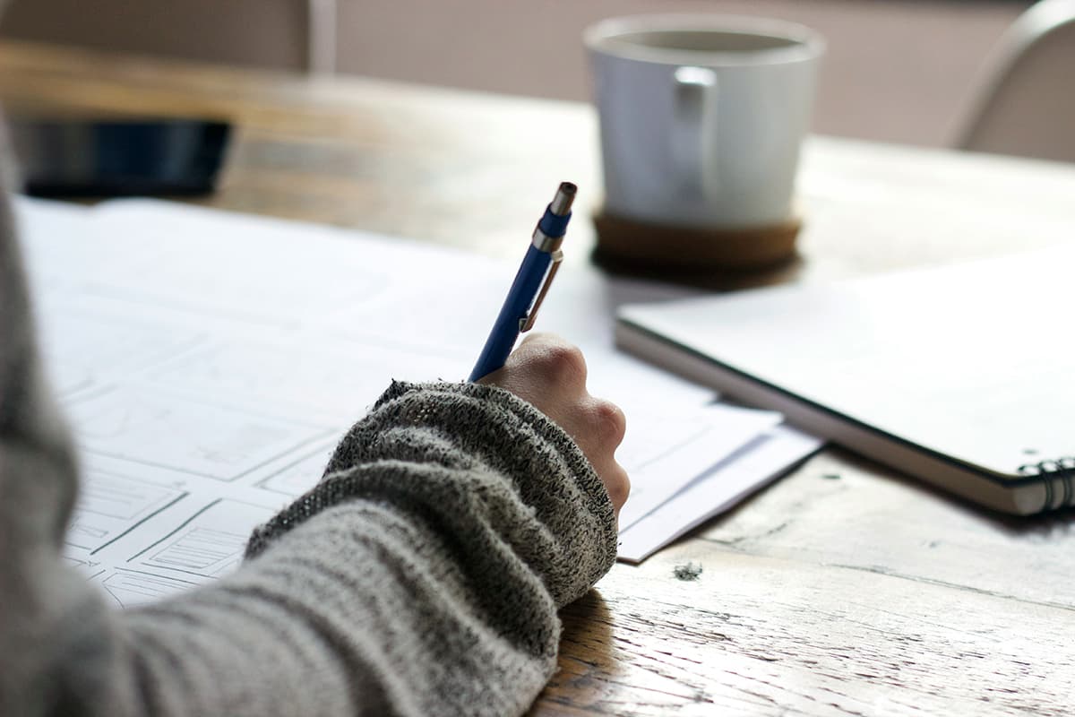 Un décideur professionnel analysant un rapport sur un bureau, symbolisant la synthèse de Livre Blanc PDF et la lecture exécutive