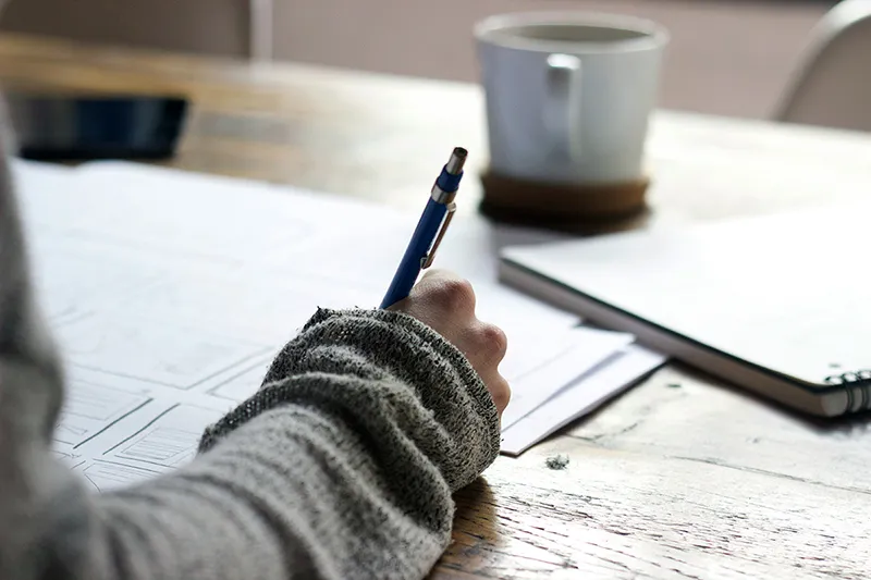 Un décideur professionnel analysant un rapport sur un bureau, symbolisant la synthèse de Livre Blanc PDF et la lecture exécutive