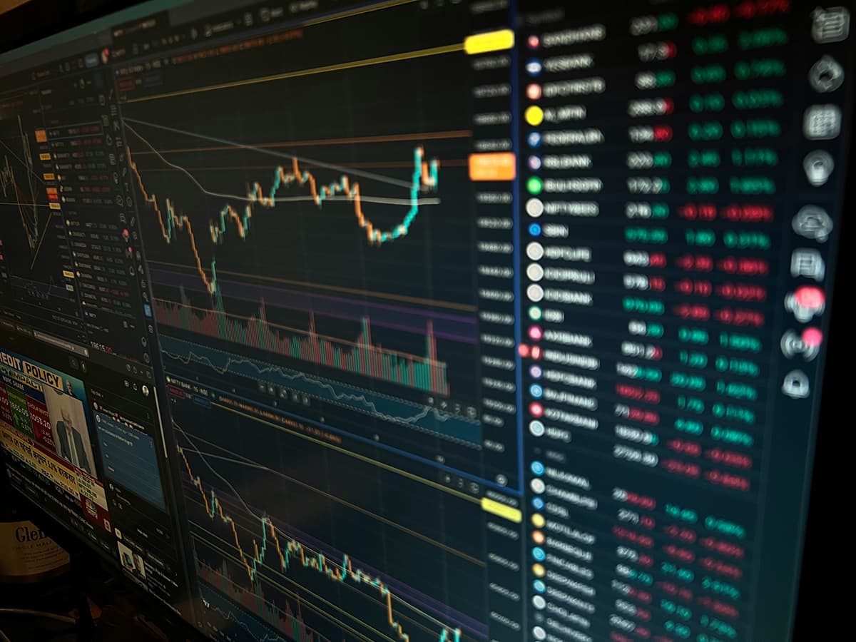 Un écran d'ordinateur affichant une multitude de données chiffrées et d'analyses, symbolisant l'ingénierie inverse