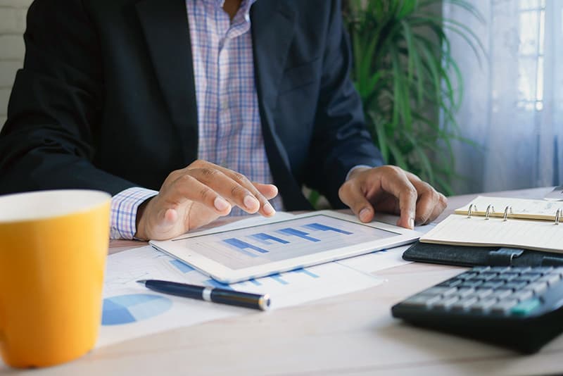 Graphique financier avec une courbe en hausse, symbolisant le ROI de la création de contenu B2B