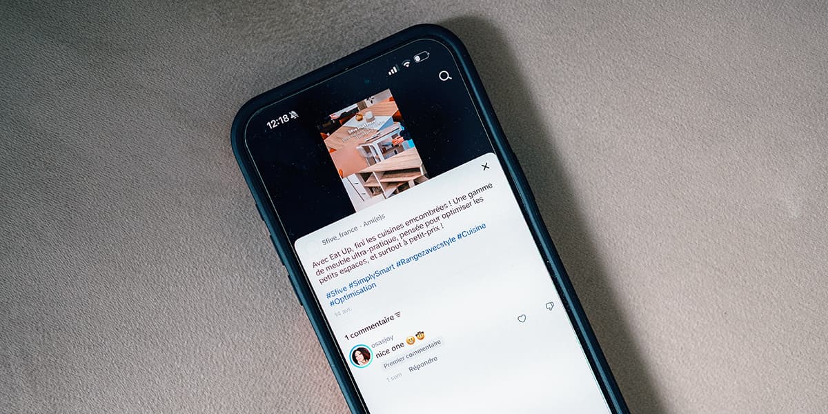 Smartphone affichant du contenu et l'interface d'un réseau social