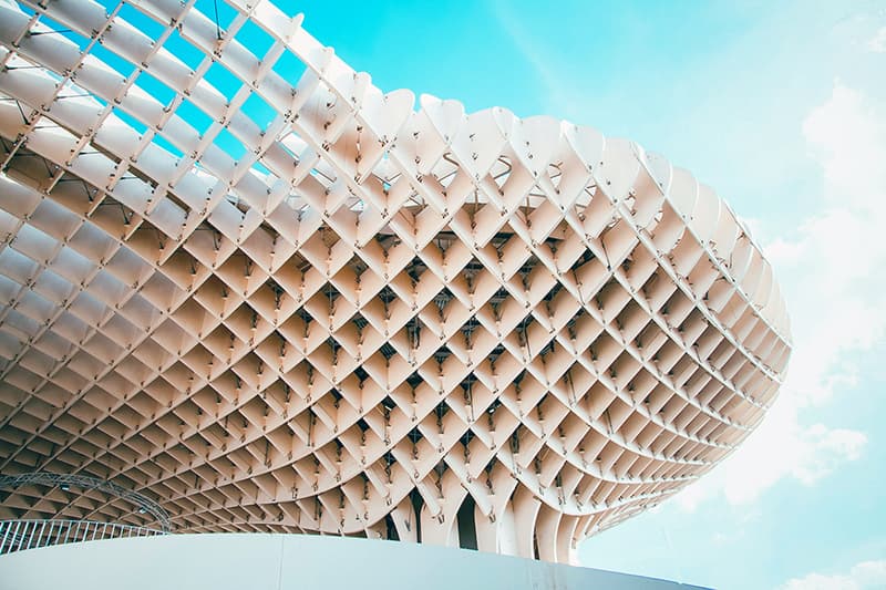 Architecture basée sur des grilles parfaites, illustrant la précision mathématique du SmartGrid