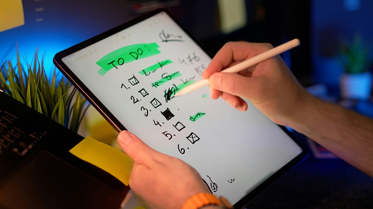 Espace de travail numérique avec prise de notes illustrant le concept de Second Cerveau sur Notion