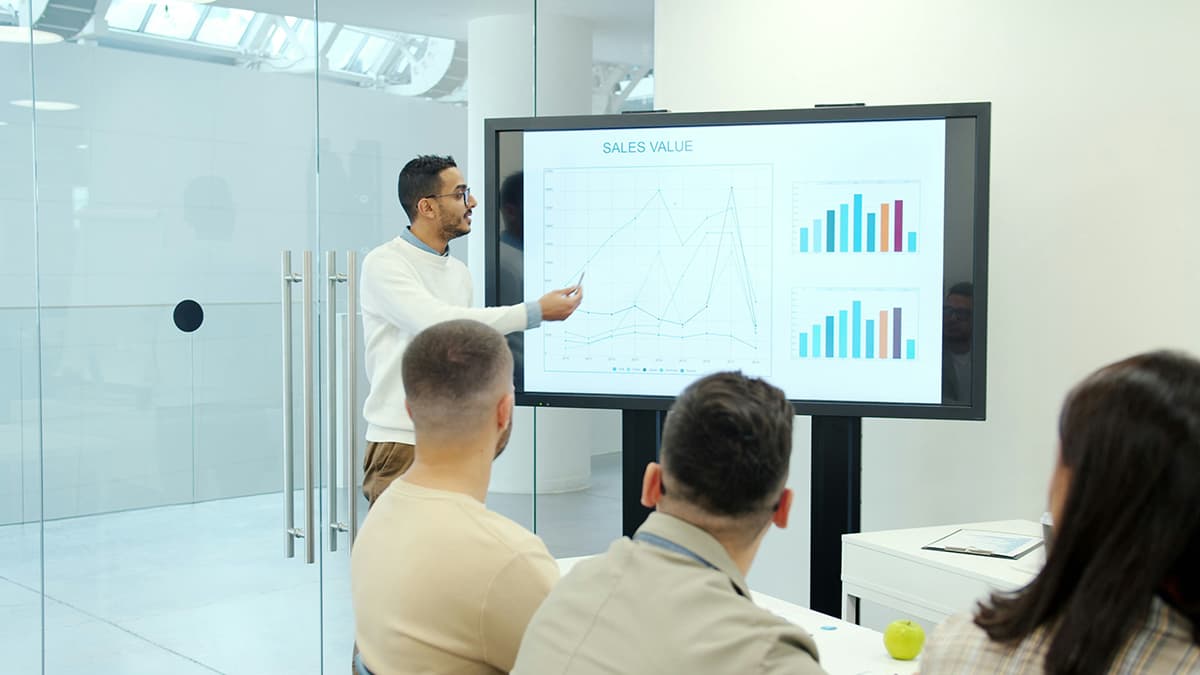Présentation minimaliste et percutante sur un écran, symbole de la clarté visuelle en B2B