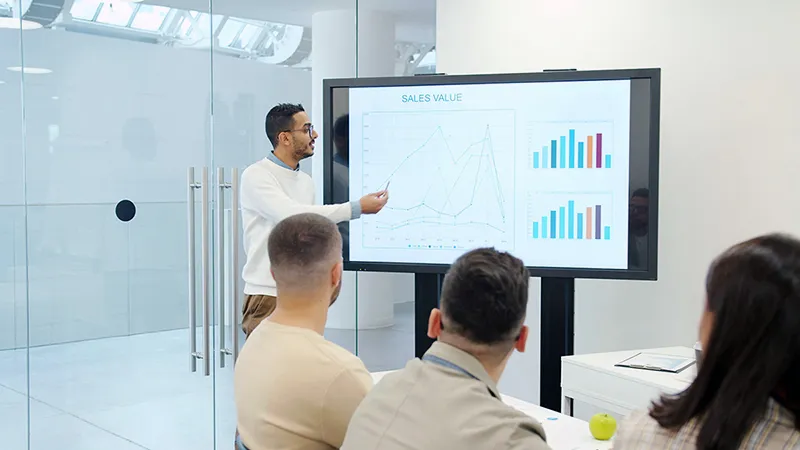 Présentation minimaliste et percutante sur un écran, symbole de la clarté visuelle en B2B