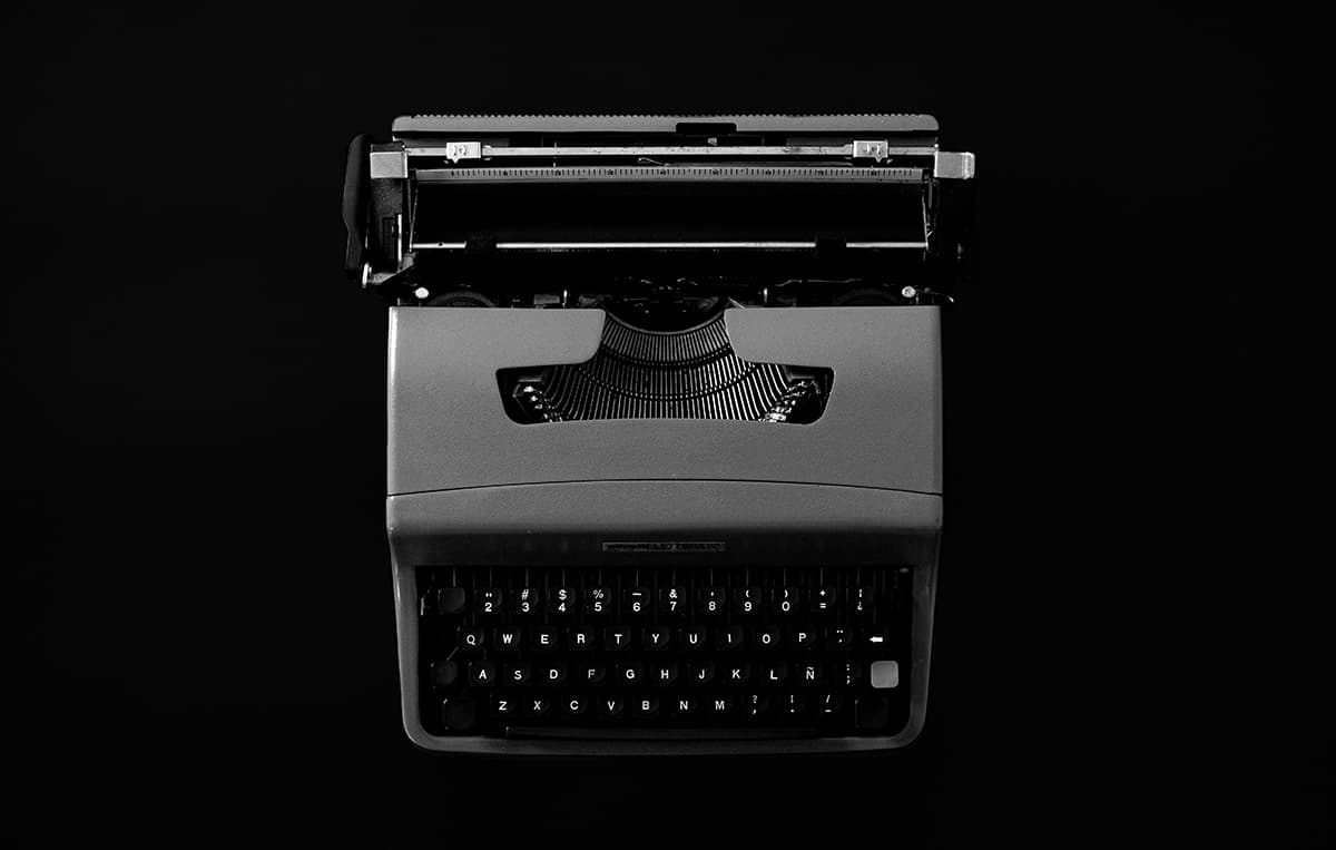 Une machine à écrire vintage sur fond sombre symbolisant l'écriture
