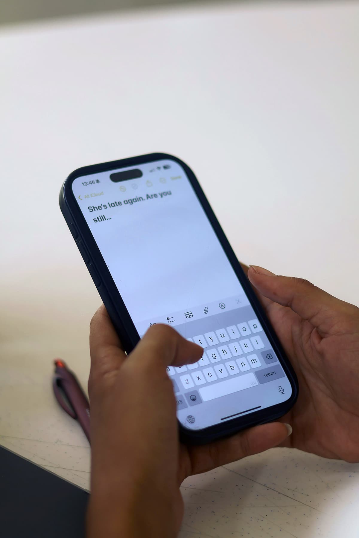 Gros plan sur des mains tapant un message sur l'écran d'un smartphone