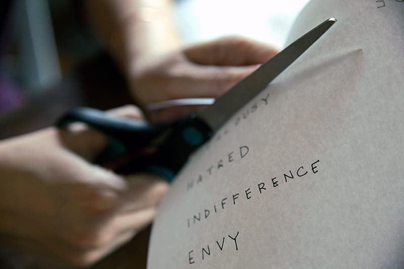 Une paire de ciseaux coupant du texte, illustrant la suppression du jargon IA de vos posts