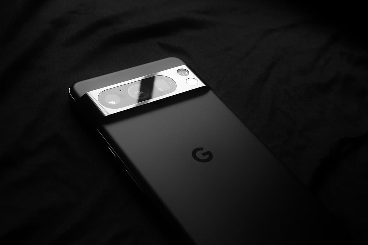 Gros plan sur un smartphone affichant un écran sombre