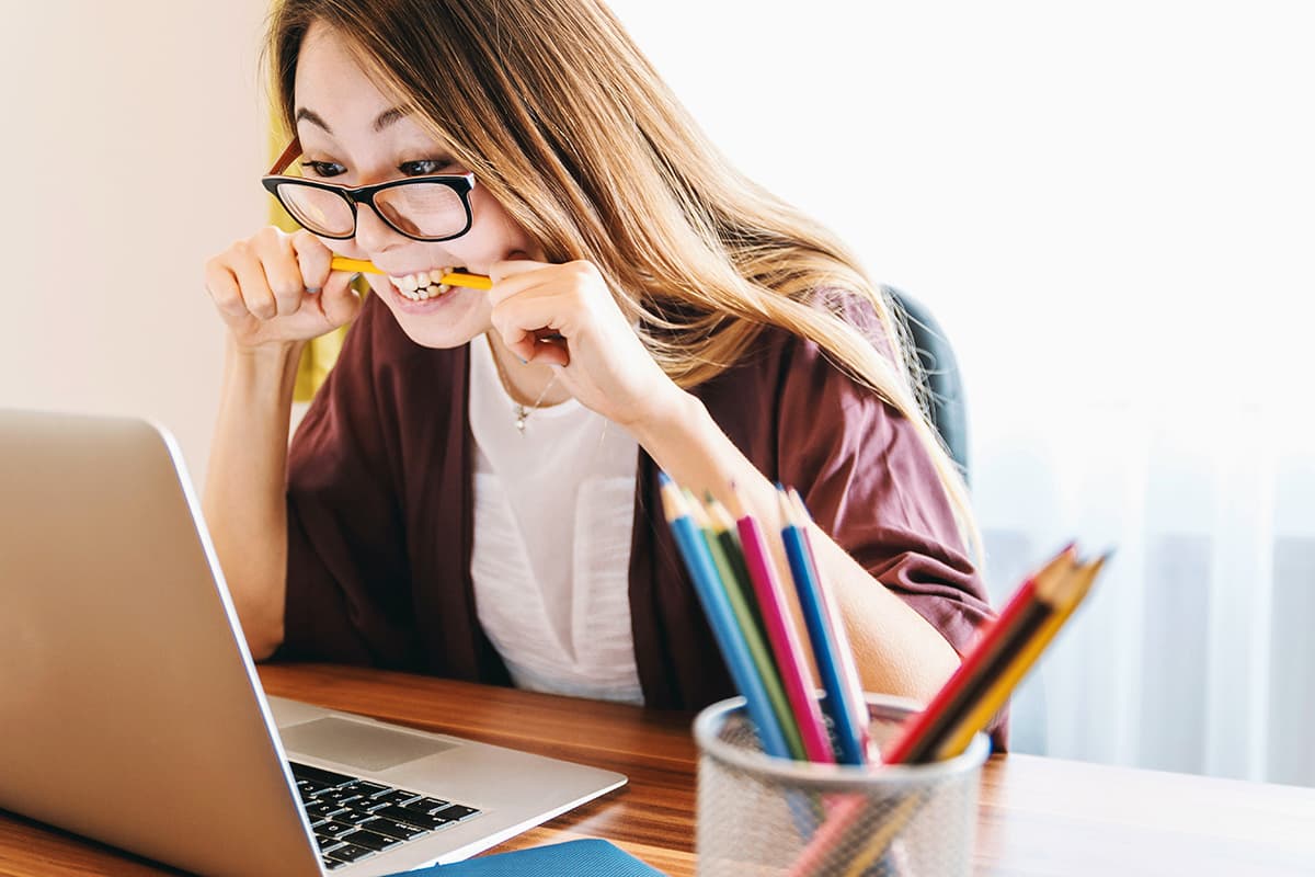Créateur B2B frustré devant son écran à cause du syndrome de l'objet brillant
