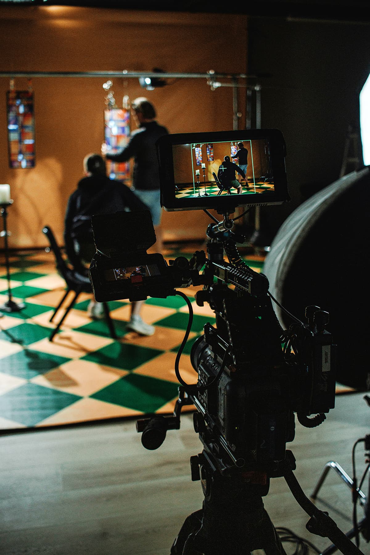 Une caméra vidéo professionnelle en train de filmer une scène, symbolisant la création d'une Masterclass