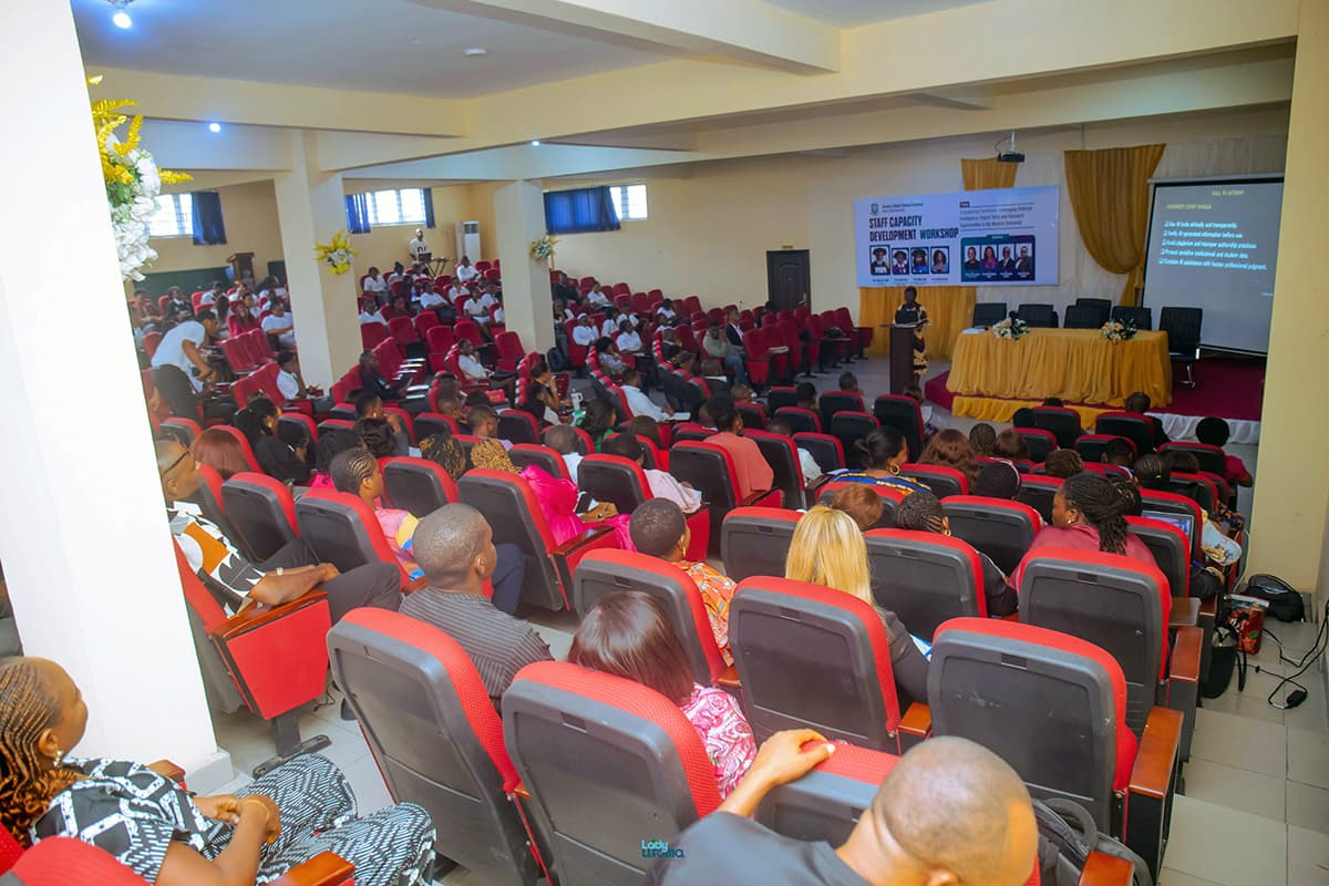 Une audience attentive dans une salle de conférence, regardant une présentation