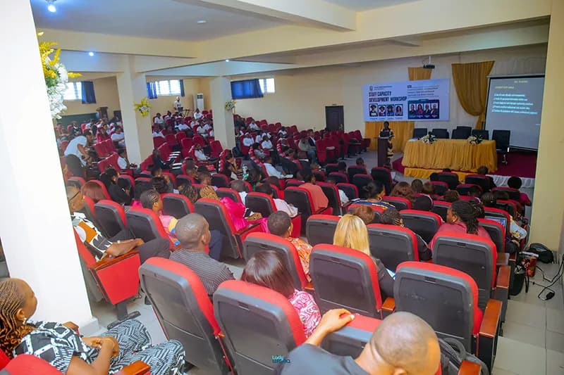 Une audience attentive dans une salle de conférence, regardant une présentation