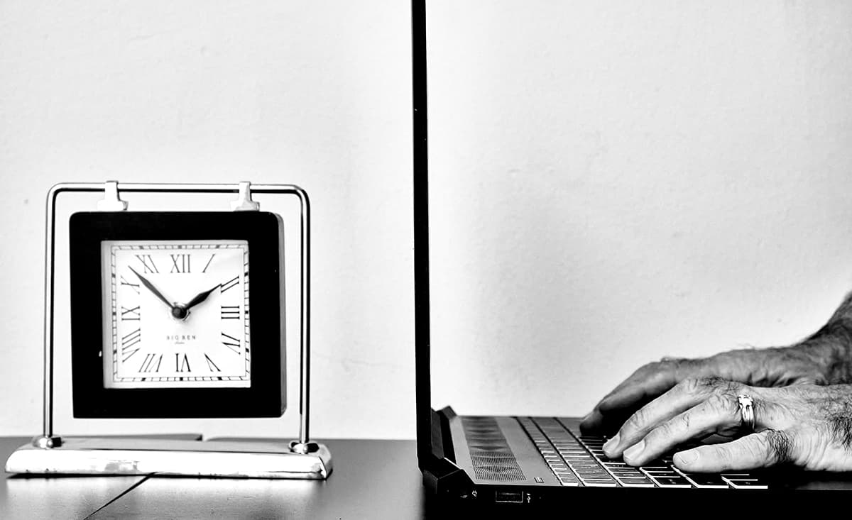 Main validant une liste de tâches pour illustrer la productivité B2B