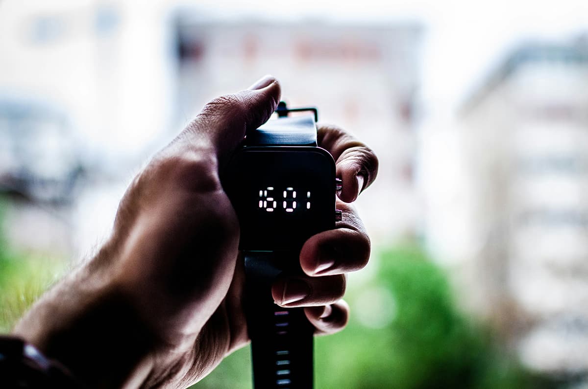 Chronomètre posé sur un bureau, représentant le temps d'arrêt et de rétention d'un prospect B2B