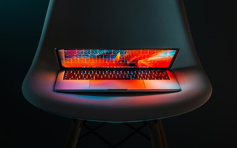 Ordinateur portable affichant une interface d'intelligence artificielle pour la création de contenu B2B