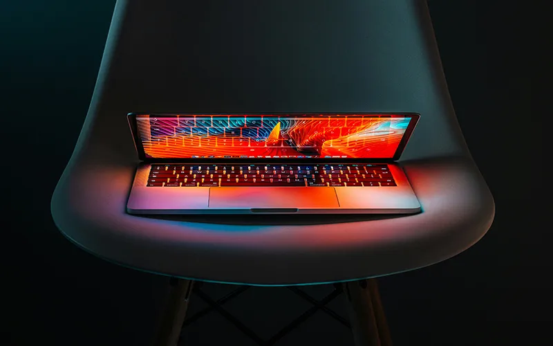 Ordinateur portable affichant une interface d'intelligence artificielle pour la création de contenu B2B