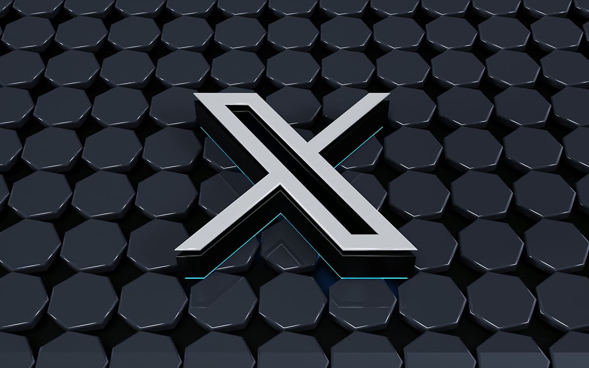 Le logo X (anciennement Twitter) lumineux sur fond noir