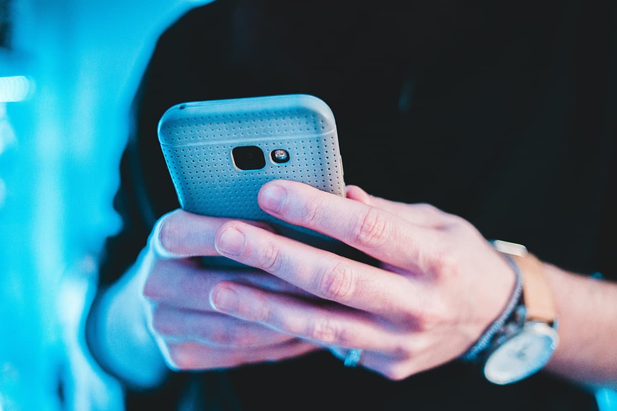 Une personne en train d'écrire un message privé sur son smartphone