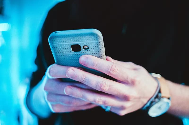 Une personne en train d'écrire un message privé sur son smartphone