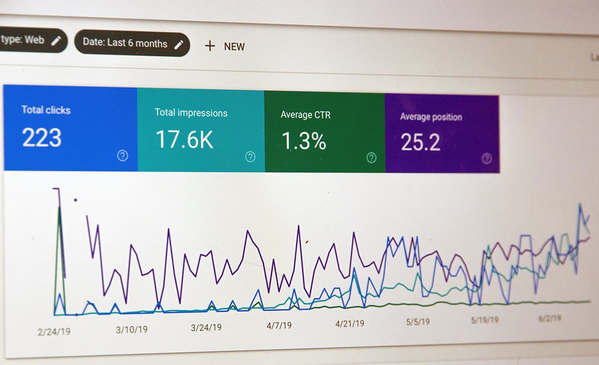 Un écran d'ordinateur affichant un tableau de bord d'analyse avec des graphiques, illustrant la transparence des données