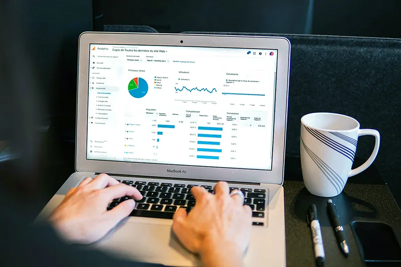Écran affichant des données complexes illustrant l'importance de la recherche d'informations en B2B