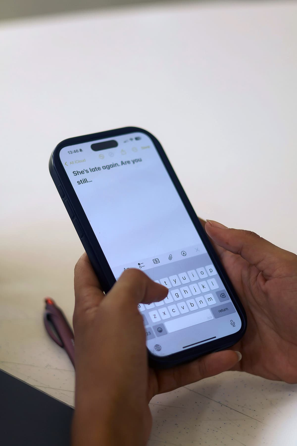 Gros plan sur les mains d'une personne tapant un message sur son smartphone