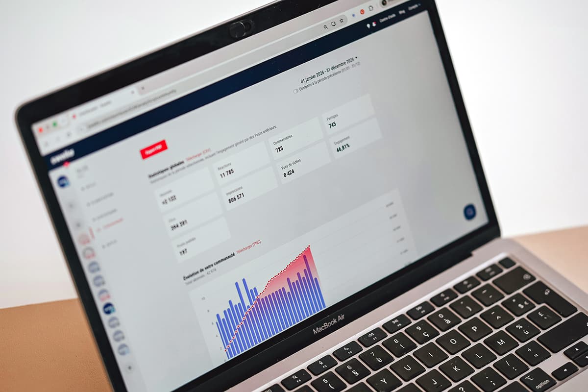 Personne analysant des données sur un ordinateur portable