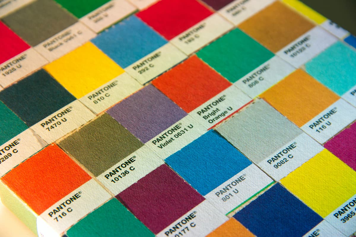 Un nuancier Pantone déclinant différentes teintes de bleu, illustrant la variation maîtrisée