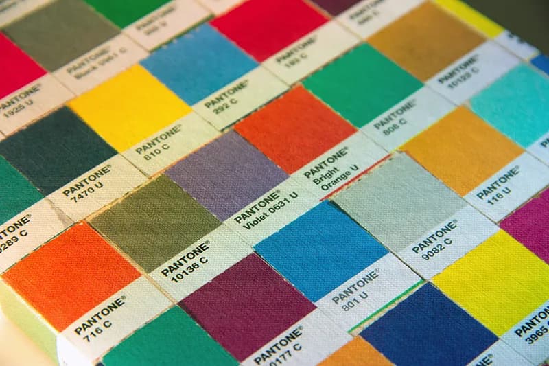 Un nuancier Pantone déclinant différentes teintes de bleu, illustrant la variation maîtrisée