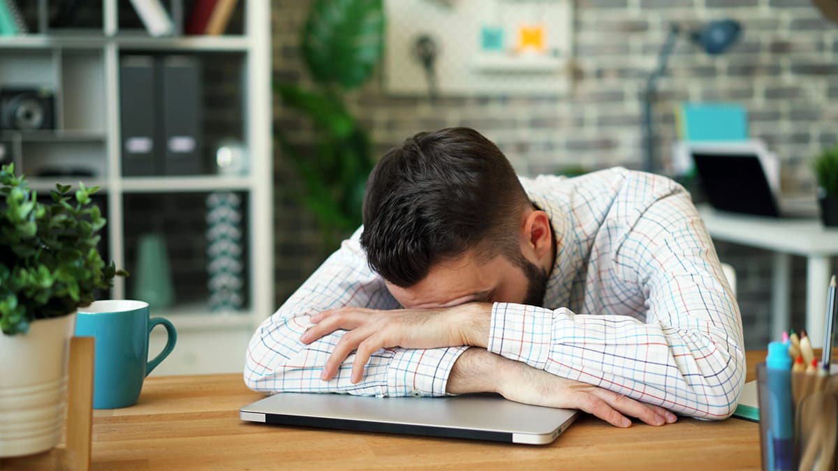 Professionnel se reposant, illustrant l'acquisition passive de leads grâce aux anciens contenus