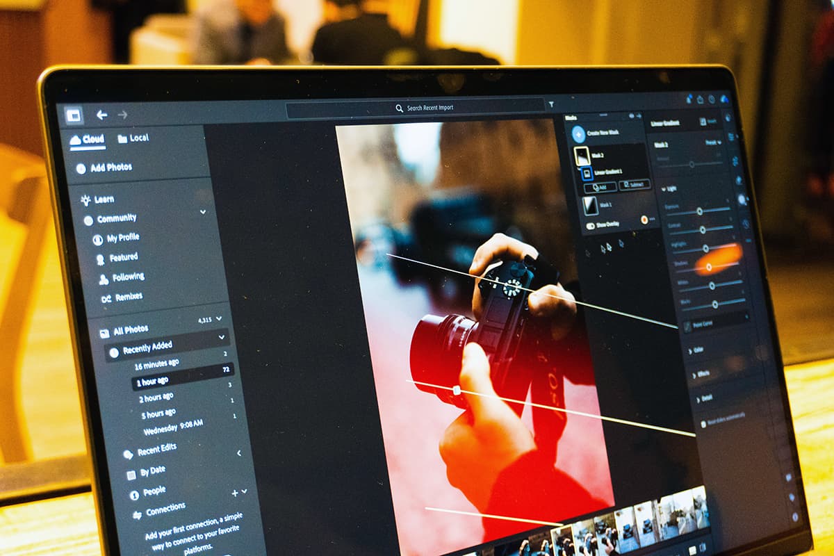Écran d'ordinateur affichant un logiciel de retouche photo complexe